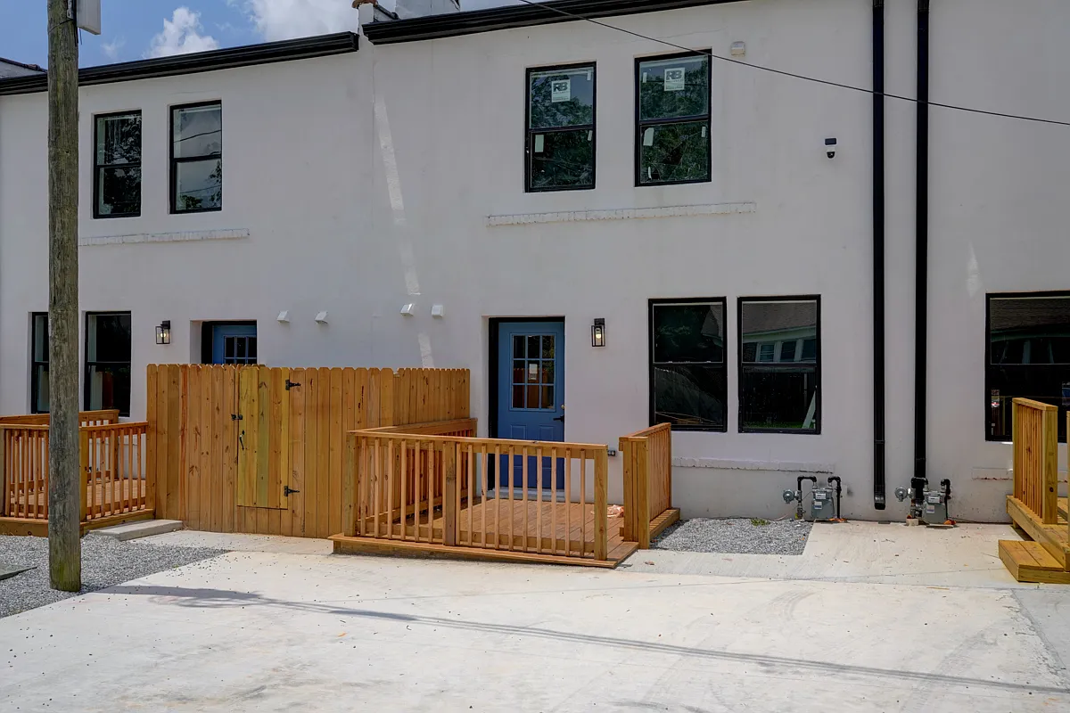 209 S Woodrow St — Photo 2
