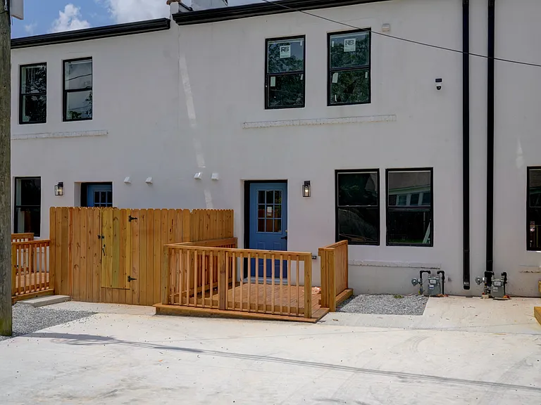 209 S Woodrow St — Photo 2