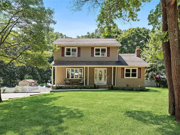 28 Willow Avenue, Farmingville, NY 11738