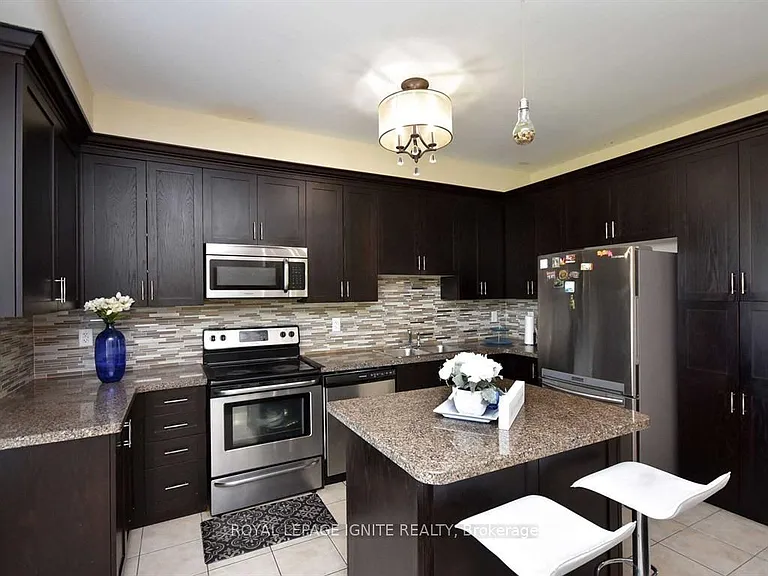 40 Cedar Lake Cres — Photo 13