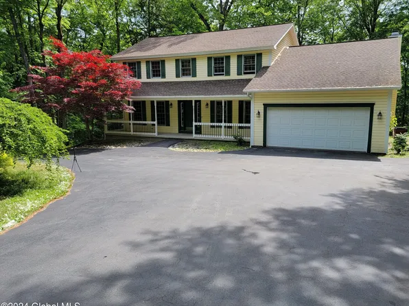 54 Canterbury Road, Clifton Park, NY 12065