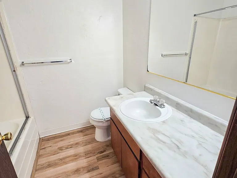 Apartment in West Salem near banks, shopping areas, bus lines, and downtown! ~ Colonial — Photo 44