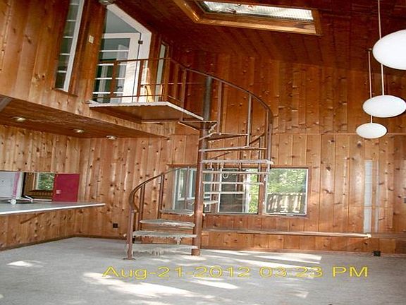 2nd image of 686 East Dr