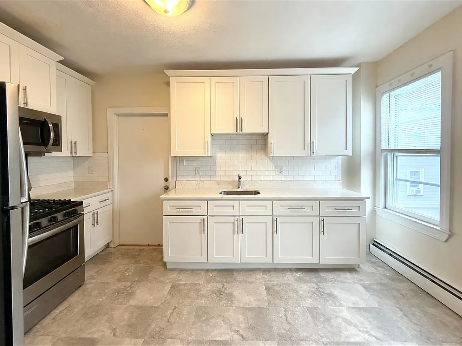 2 bed, 916 sqft, $3,000 — Photo 3