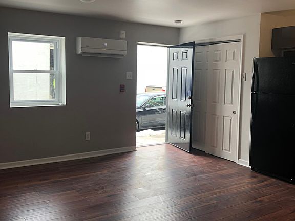 3rd image of 2600 E Somerset St