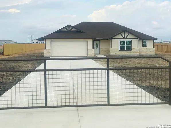 643 CR 5715, Natalia, TX 78059