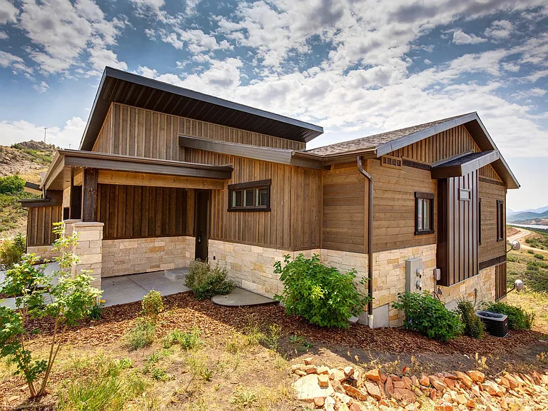 11091 N Shoreline Dr — Photo 1
