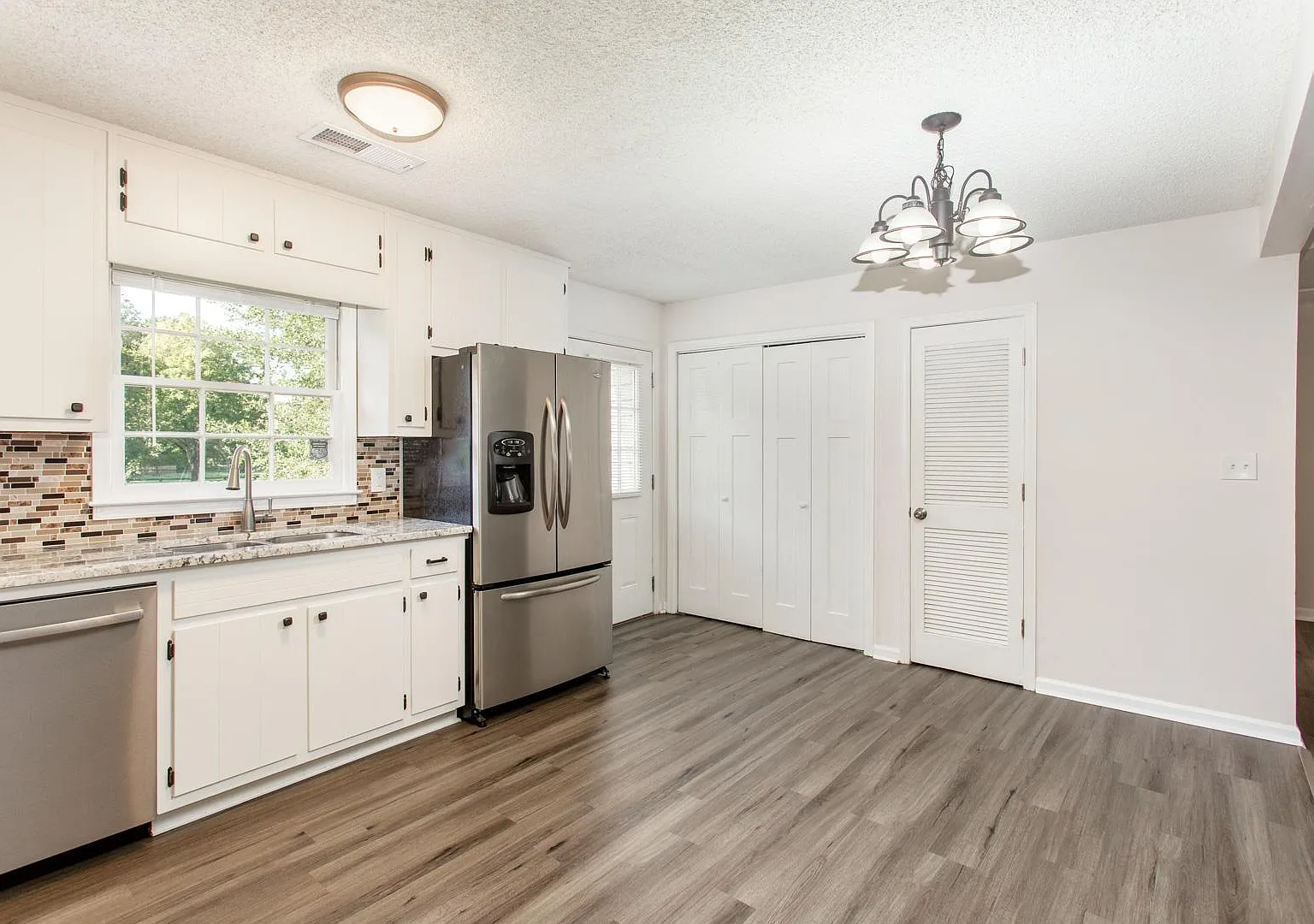 2 bed, 1.5 bath, 1100 sqft, $1,650 — Photo 3