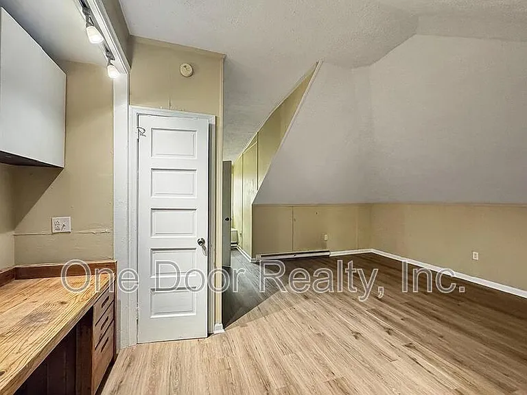 1107B Richmond Rd — Photo 13