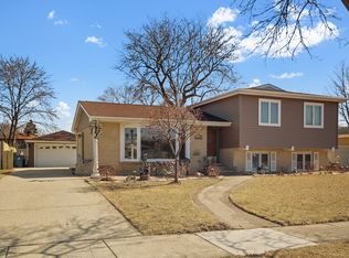 829 Kings Point Dr W, Addison, IL 60101