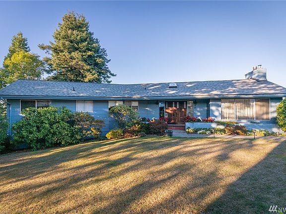 Front entrance yard is the perfect size.