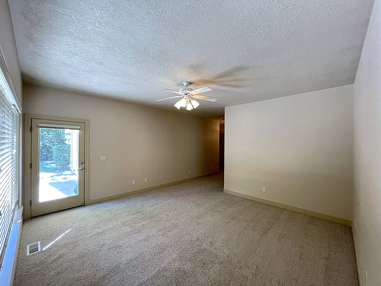 811 E Knoll Ct — Photo 22