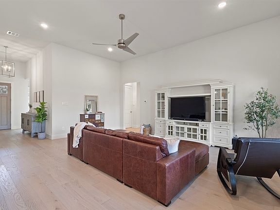 5th image of 3905 Henley Ln