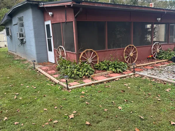 17 Cherokee Dr, Alum Creek, WV 25003