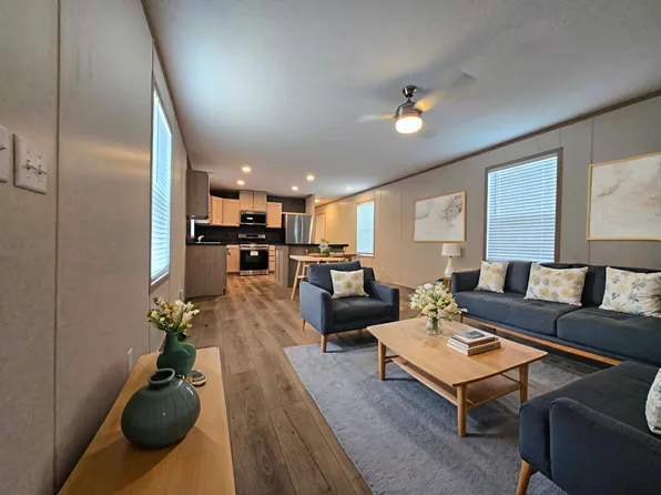 52758 S Yorktown Ct, Chesterfield, MI 48051