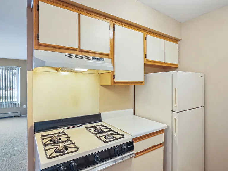 Plymouth Manor Apartments — Photo 16