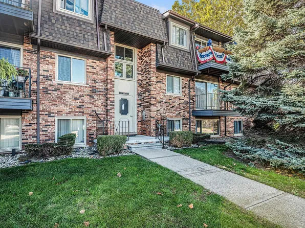 211 Riviera Dr, Saint Clair Shores, MI 48080