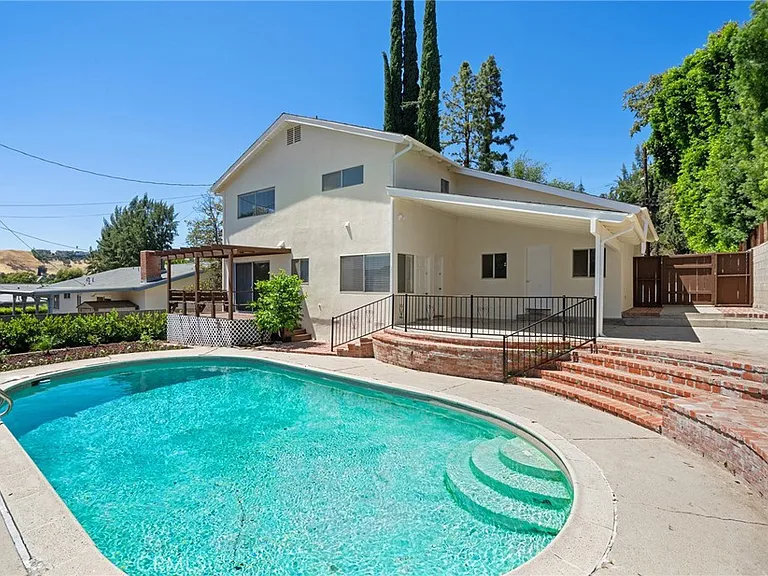 21816 Providencia St — Photo 28