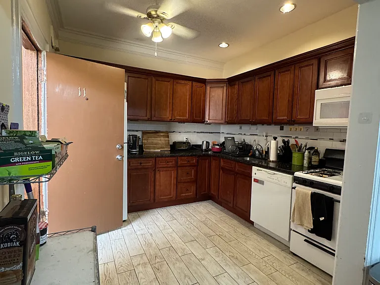 21 Park Vale Ave #11T — Photo 37
