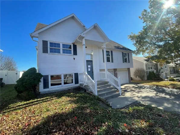 207 Parkway Dr, Warrensburg, MO 64093