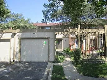 1089 Cascade Dr photo 1