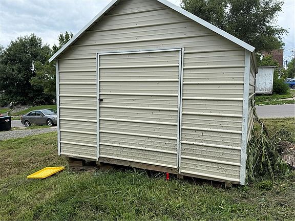 3rd image of 904 Vine St