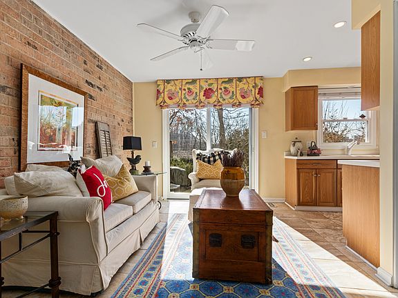 3rd image of 19W015 Avenue Barbizon