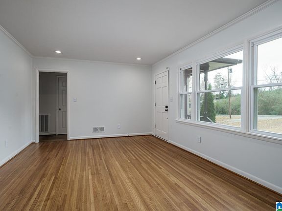 5th image of 2209 Pine Ln