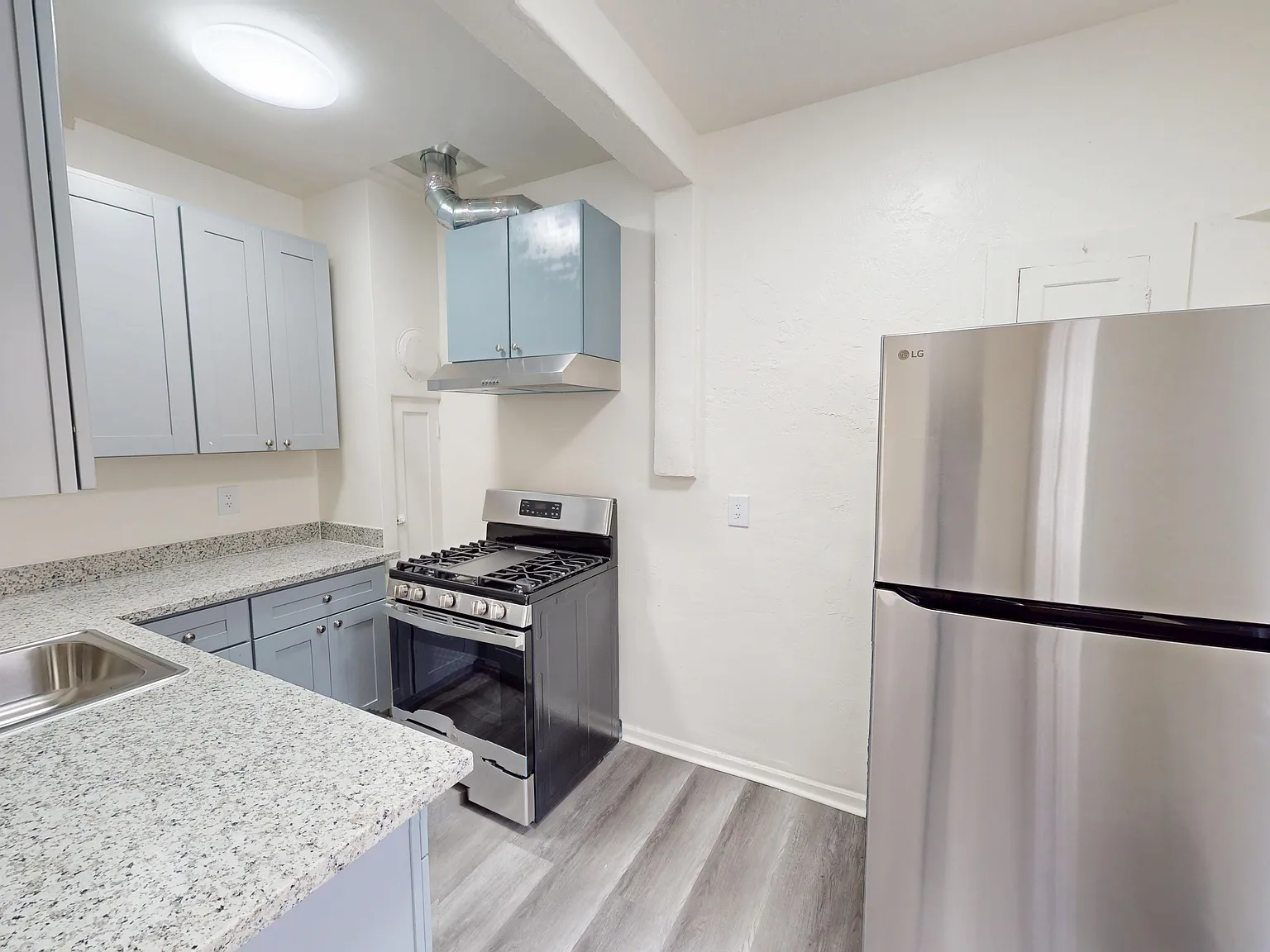Studio, 450 sqft, $1,795 — Photo 3