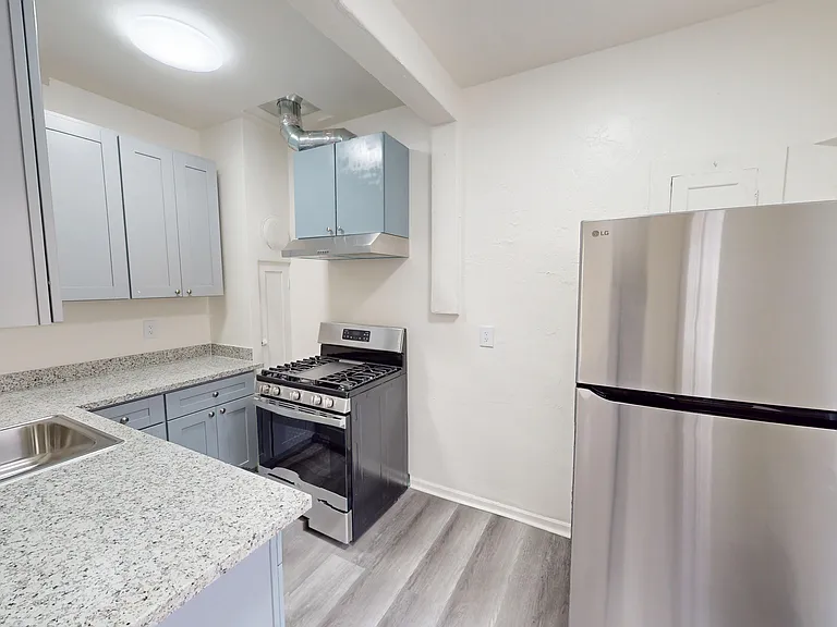 521 W Macarthur Blvd #3 — Photo 3