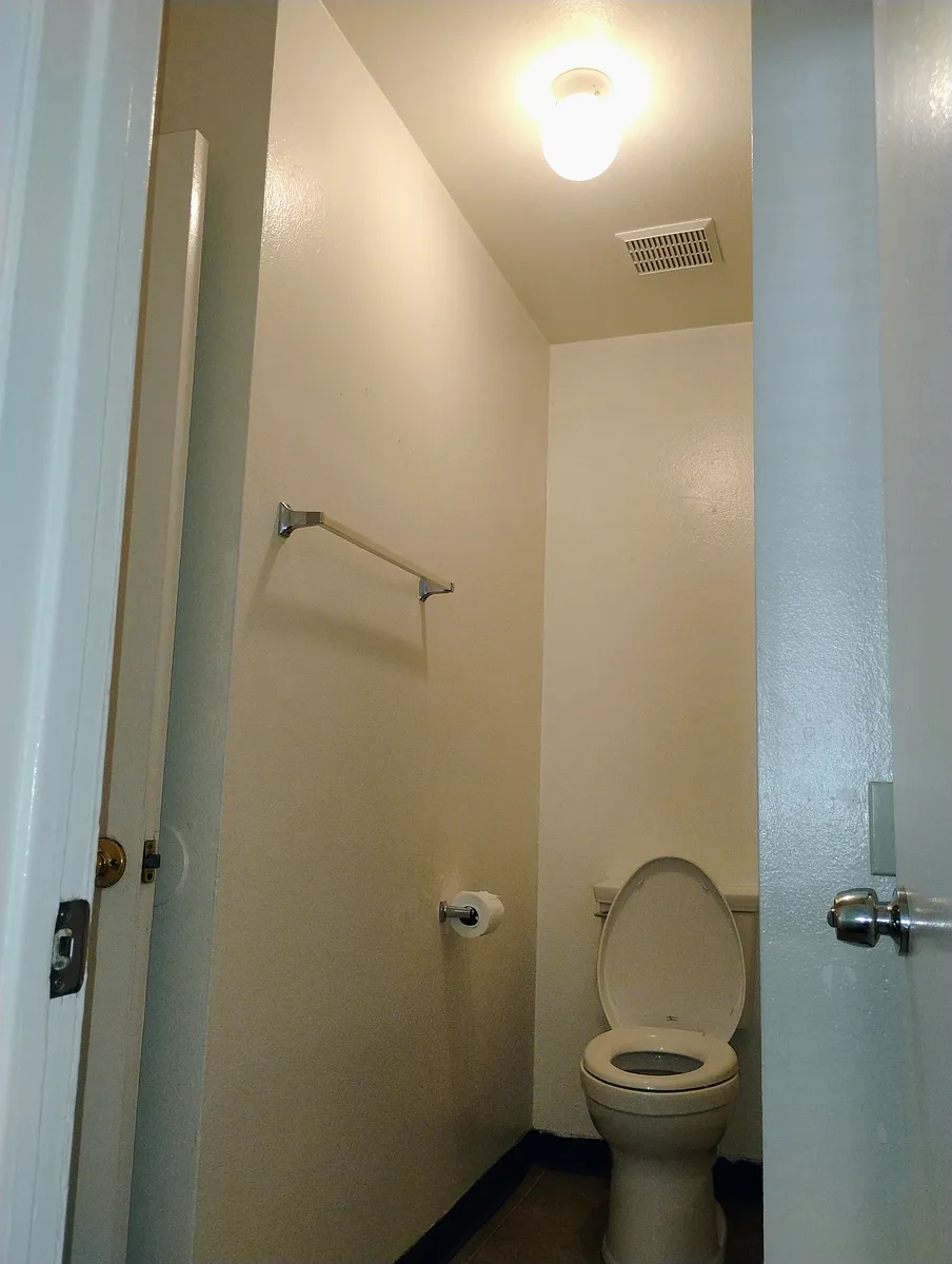 Building Photo - 655 W Ashlan Ave #204