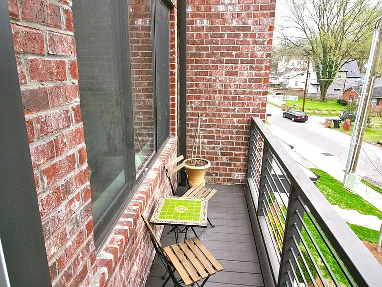 1029 Chester Ave — Photo 35