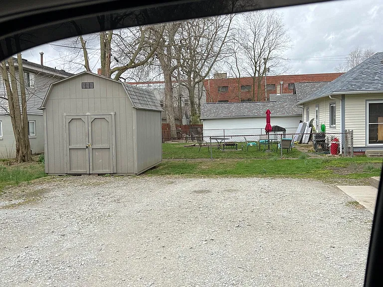 263 E Franklin St — Photo 15