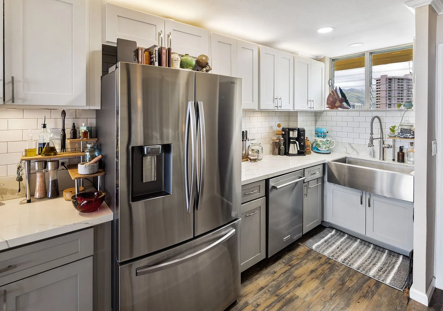 Live the ultimate Honolulu dream in this modern furnished, Hawaiian-style tiki condo! — Photo 4