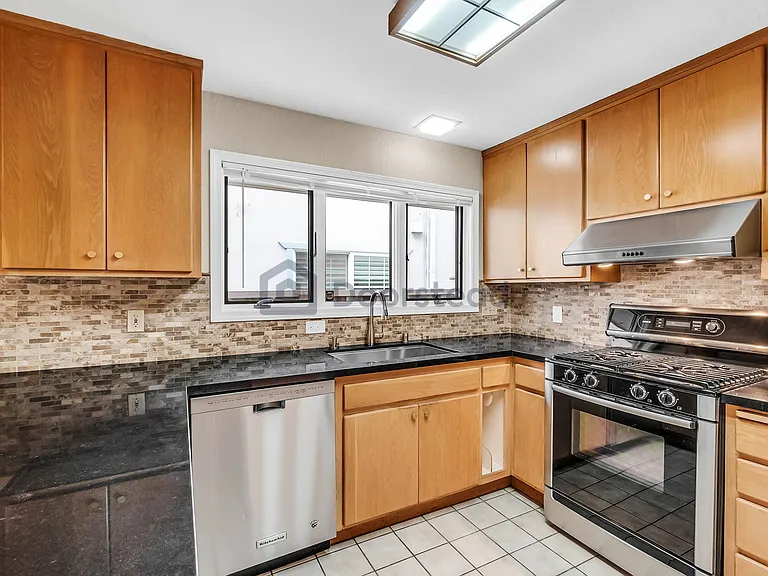2913 Bayview Dr — Photo 8