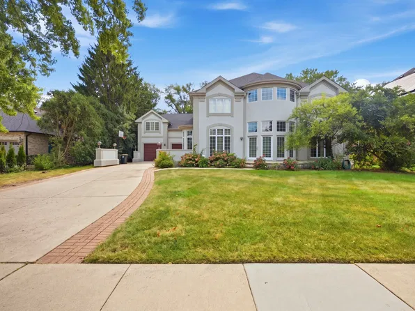 351 Willowood Ln, Willowbrook, IL 60527