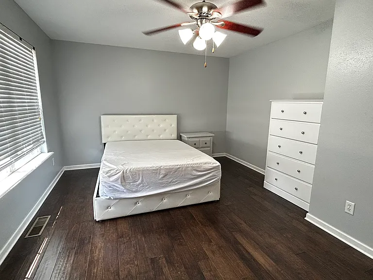 1897 W Stone St #3 — Photo 11