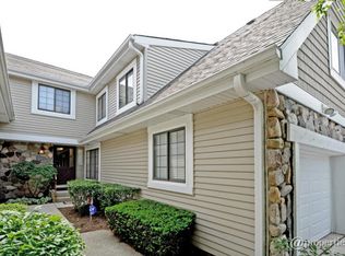 2556 Essex Dr, Northbrook, IL 60062