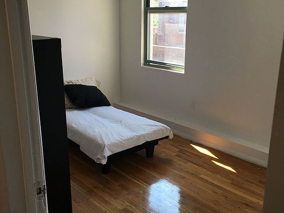 3rd image of 247 W 63rd St Ph Pb