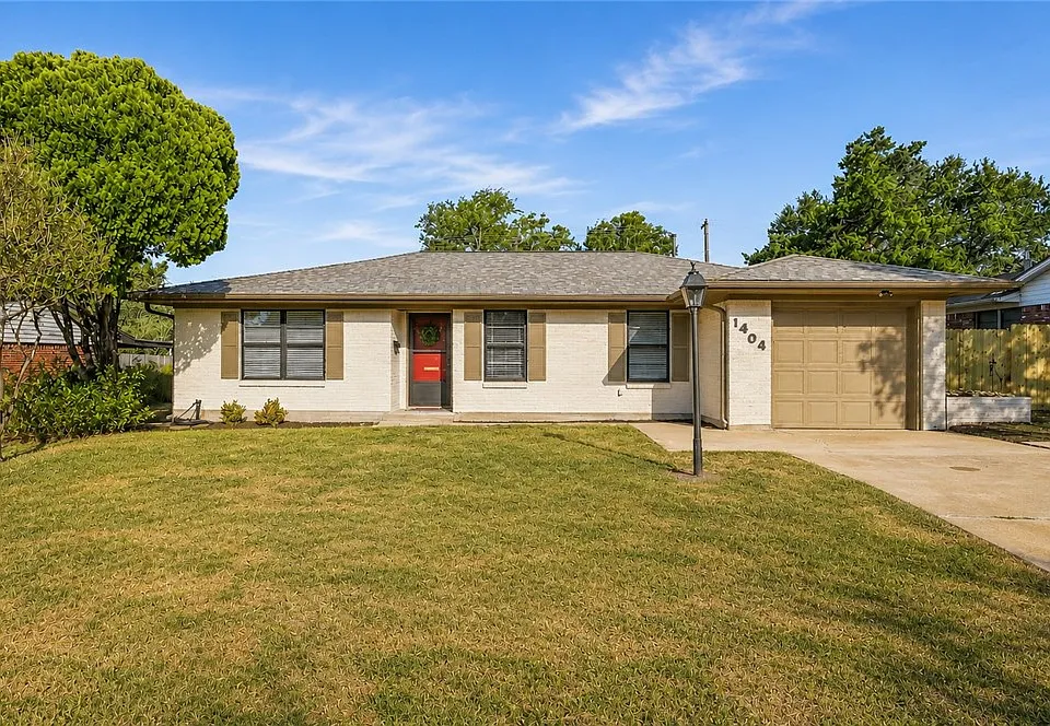 1404 Esther Blvd