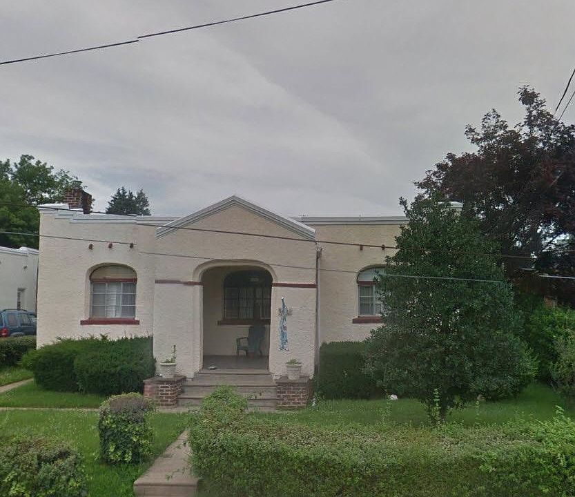 3 Bedrooms / 1 bathroom / Full unfinished basement