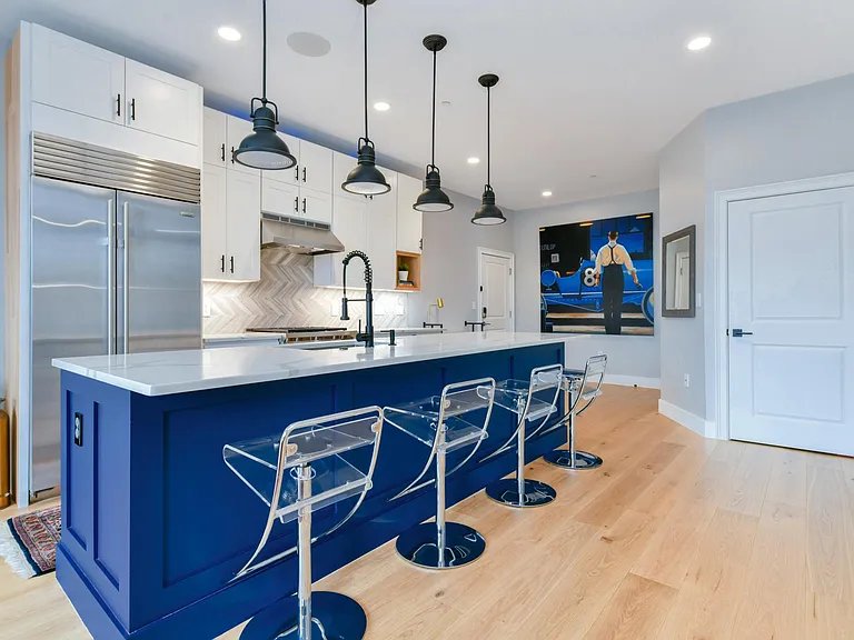 170 W Broadway #204 — Photo 1