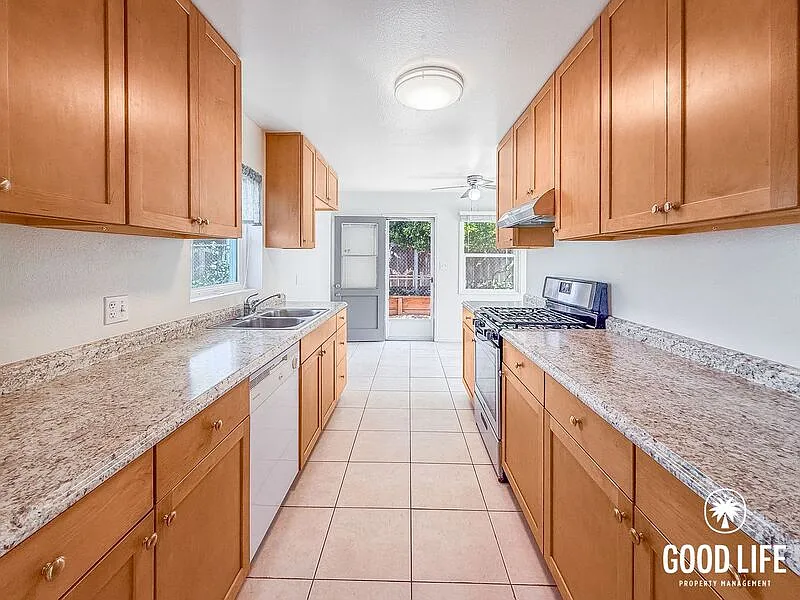 4 bed, 2.0 bath, 1267 sqft, $3,800 — Photo 4