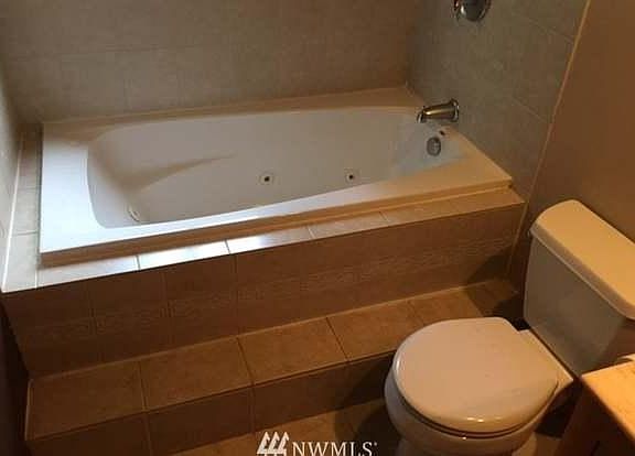 Upstairs Bath - Jetted Tub