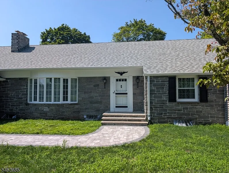 5 bed, 2.5 bath, 2569 sqft, $5,000 — Photo 3