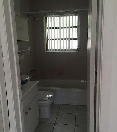 2nd image of 880 SE 12th St APT 3