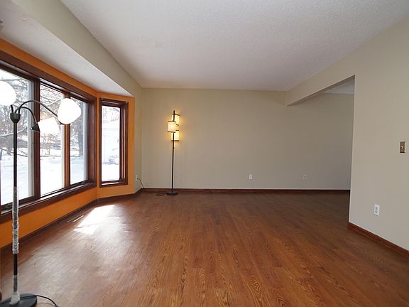 4th image of 10734 Buchanan St NE