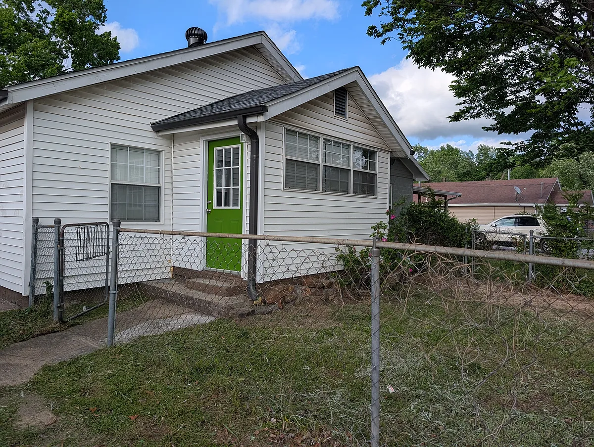 Building Photo - 1318 W Huntsville Ave