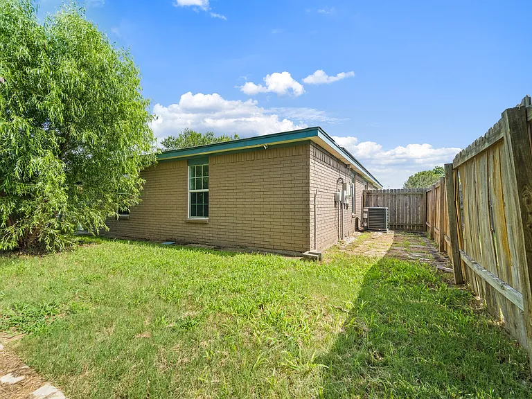 303 Carly Dr — Photo 24