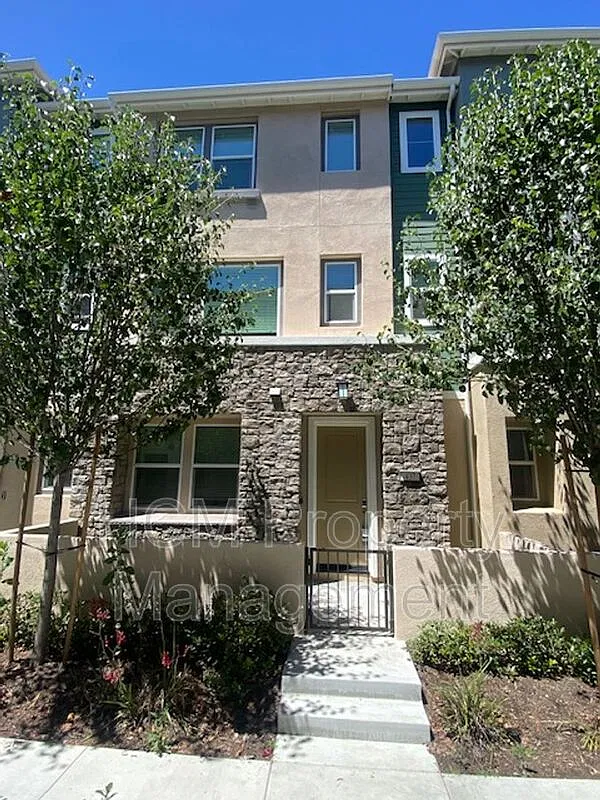 3 bed, 3.5 bath, 1670 sqft, $4,500 — Photo 1